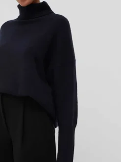 The Relaxed Polo in Navy